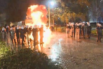 Militantët e PD përplasen me policinë tek Parlamenti! Protestuesit duan të hyjnë në godinë, në krye të turmës Noka dhe Boçi