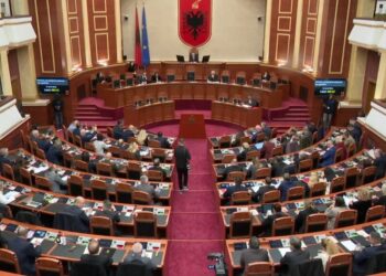 KUVENDI LIVE! Kumbaro në interpelancë me dy deputetë, ministrja Sala përballë Erion Braçes