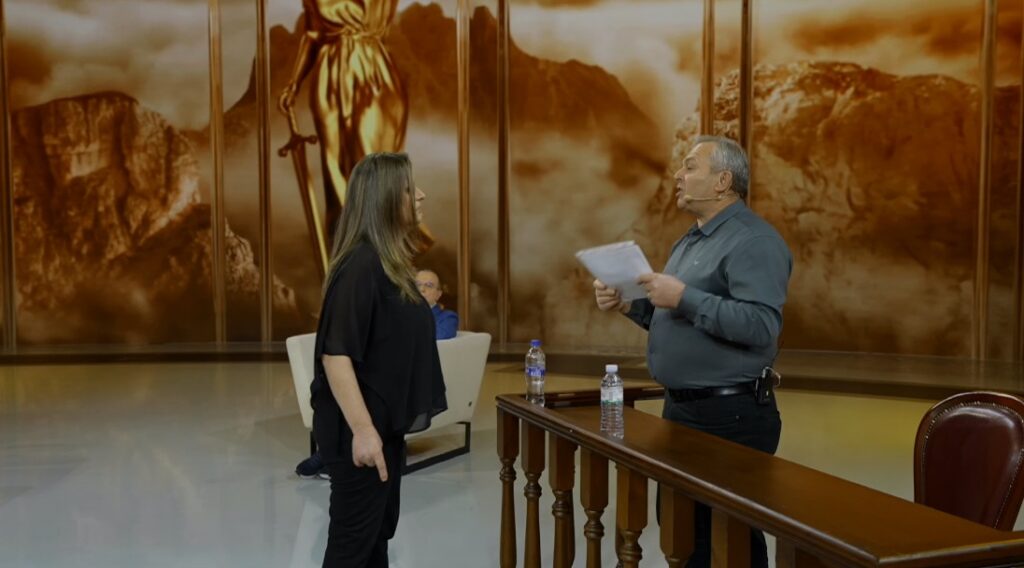  Erdha të takoja nënën  e gjeta jashtë   Laureta i kërkon llogari vëllait  Do mbash përgjegjësi për këtë 