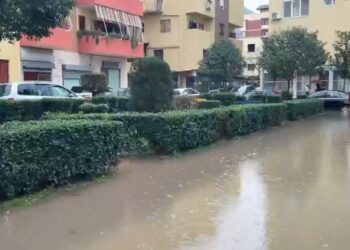 Reshjet e dendura përmbytin disa zona në Lezhë, probleme edhe me energjinë elektrike