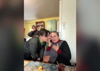 VIDEO/ E mendonin të vdekur, ushtari ukrainas telefonon nënën nga fronti i luftës