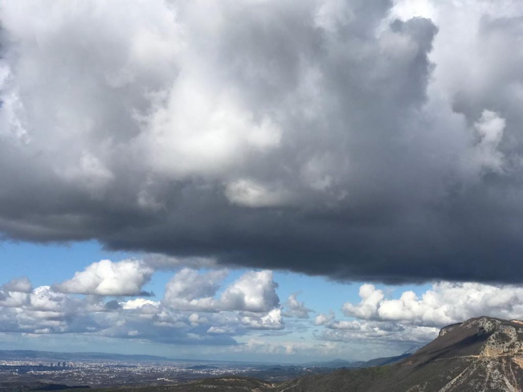 Fundjava nis me mot të paqëndrueshëm  alternime kthjellimesh dhe reshje shiu