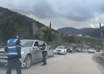 U përplas nga një makinë në Lezhë, plagoset drejtuesi i motomjetit