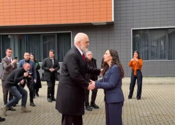 VIDEO / Rama mbërrin në Prishtinë, pritet nga presidentja Osmani. Në axhendë edhe takim me Kurtin