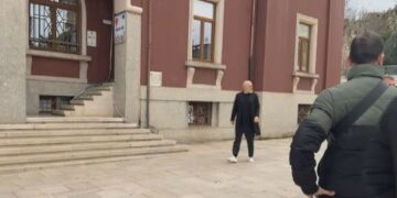 FOTOLAJM / Takimi me protestuesit e projektit TID, Rama mbërrin në bashkinë e Durrësit