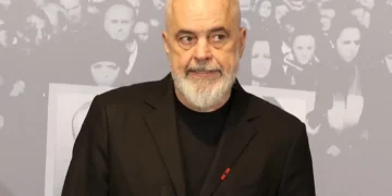 Protesta e opozitës, Rama publikon foton nga xhamia e mbuluar nga gazi lotsjellës: Kur mortja e shtyn qenërinë…