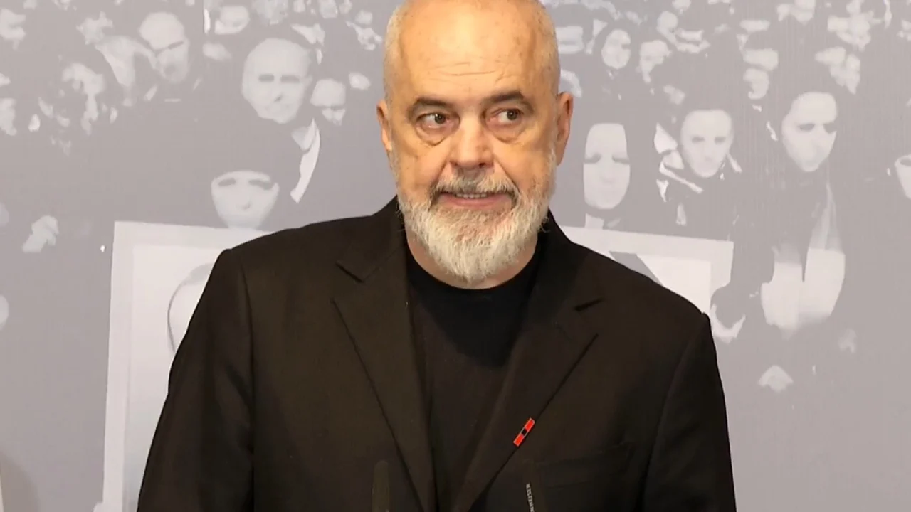 Protesta e opozitës  Rama publikon foton nga xhamia e mbuluar nga gazi lotsjellës  Kur mortja e shtyn qenërinë 