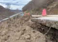 Vijojnë problemet në aksin Maliq-Lozhan-Strelcë, rrëshqitjet e dherave dëmtojnë rrugën, rrezik për qarkullimin e mjeteve