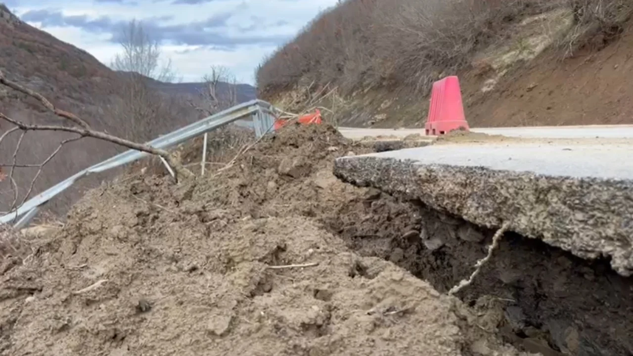 Vijojnë problemet në aksin Maliq Lozhan Strelcë  rrëshqitjet e dherave dëmtojnë rrugën  rrezik për qarkullimin e mjeteve