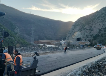 Punime në rrugë, ARRSH: Qarkullim me një sens i makinave në Elbasan-Qafë Thanë deri në 20 shkurt