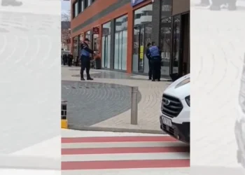 Qëlloi me kallash brenda bankës, momenti kur policia arreston 58-vjeçarin me paratë në duar (VIDEO)