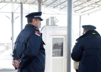 Emigranti nga Kosova keqtrajtohet në Serbi, i merren mbi 2 mijë euro për shkak të fotove me UÇK