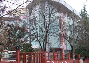 Predikonte Jehovain në shkollë, pushohet nga puna mësuesi. Dëshmitë e prindërve: Si mund t’i thuash fëmijës ‘vdis sot, se do ngjallesh nesër?