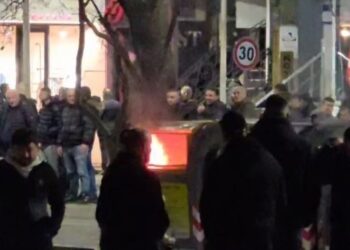Dhuna në protestë, militantët e Berishës u vënë zjarrin koshave të mbeturinave para Parlamentit