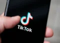 BE akuzon TikTok se dëmton të miturit: Të ndryshojë dizajnin që krijon varësi. Kompania: Akuzat të pabaza