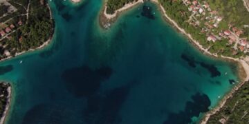 Studimi: Oqeanet dikur ishin të gjelbra, në të ardhmen mund të bëhen vjollcë