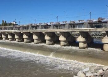 Paraqesin rrezik për stabilitetin e saj/ Ndalohet kalimi i mjeteve të rënda në një urë mbi lumin Shkumbin në Peqin