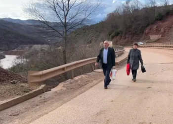 Bllokimi i rrugës shkakton irritim te qytetarët, marrin udhën në këmbë nga Librazhdi në Prrenjas