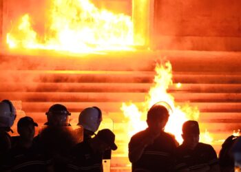 Sondazhi: 60% mendojnë se protestat me molotovë bëhen për rizgjedhjen e Berishës dhe jo për rrëzimin e Ramës