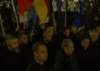Nis protesta e opozitës, mbështetës dhe përfaqësues të PD-së marshojnë drejt Kryeministrisë