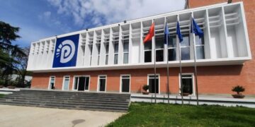 Thellohet përçarja në PD! Pas përjashtimeve në Durrës, një tjetër demokrat “goditet” nga Sali Berisha dhe Edi Paloka