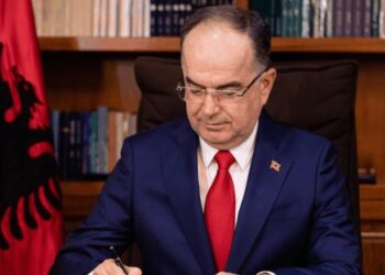 Presidenti Begaj uron besimtarët për ditën e Sulltan Novruzit: Na kujton forcën e shpresës, dashurisë dhe unitetit