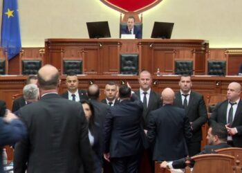 “O burr legen, je mësuar me ku*vat në partinë tënde”/ Bardhi e Balla përplasen në Kuvend: Numrin 0900 e ka jot motër!