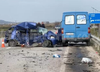 Aksident i rëndë në aksin Levan-Tepelenë, humb jetën 39-vjeçarja, plagosen 2 persona të tjerë