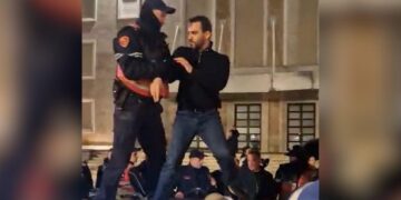 Përplasje mes efektivëve dhe mbështetësve të Lapajt te Kryeministria