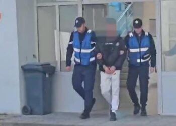 Po transportonte 5 emigrantë të paligjshëm në drejtim të Tiranës, arrestohet 23-vjeçari në Gjirokastër