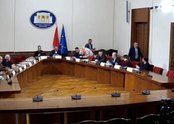 PS dhe PD ‘përplasen’ për Reformën Administrative në Komisionin e Posaçëm, dalin me qëndrime të kundërta për dëgjesat dhe afatet