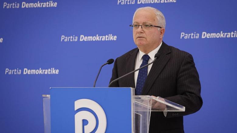 Protesta e Berishës para parlamentit  ish deputeti i PD  Opozita e paaftë 