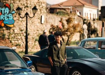 FOTO/ Nga Mercedesi klasik te BMW-ja legjendare, makinat retro ekspozohen në qendër të Elbasanit