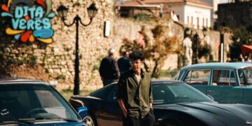 FOTO/ Nga Mercedesi klasik te BMW-ja legjendare, makinat retro ekspozohen në qendër të Elbasanit