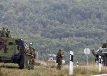 Ushtria e Serbisë zhvillon stërvitje të pazakontë me helikopterë e parashutistë pranë kufirit me Kosovën