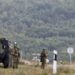 Ushtria e Serbisë zhvillon stërvitje të pazakontë me helikopterë e parashutistë pranë kufirit me Kosovën