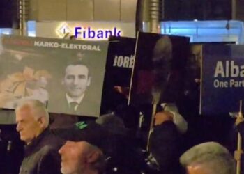‘Grupi i zjarrit’ nuk mungon në protestën e PD, fshihet nën pankarta dhe me kapuçët e zinj