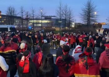 ‘Shqipëri etnike’, tifozët e Kombëtares dhurojnë spektakël në Varshavë (VIDEO)