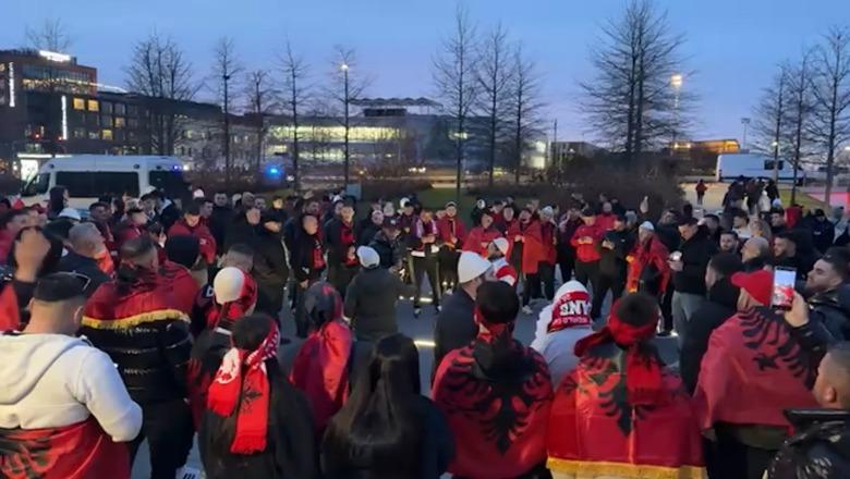  Shqipëri etnike   tifozët e Kombëtares dhurojnë spektakël në Varshavë  VIDEO 