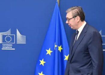 Lëkundjet e Vuçiçit në politikën e jashtme/ Ekspertët serbë: Çon në improvizime dhe rezultate të kufizuara