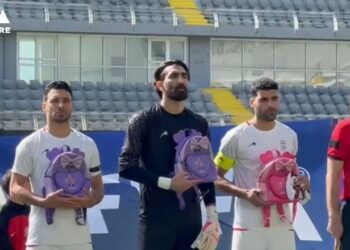 Raketat vranë 165 nxënëse, kombëtarja e Iranit proteston me çanta në duar gjatë himnit kombëtar