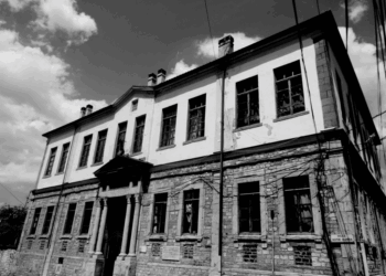 Nga vizita e Macron në Tiranë te drafti zyrtar, rilind pas rreth një shekulli Liceu Francez në Korçë