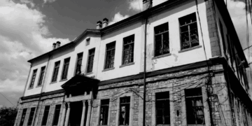 Nga vizita e Macron në Tiranë te drafti zyrtar, rilind pas rreth një shekulli Liceu Francez në Korçë