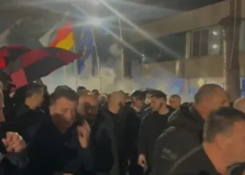 Berisha largohet me nxitim pas hedhjes së molotovëve drejt Kryeministrisë, mbrohet me çadra nga truprojat