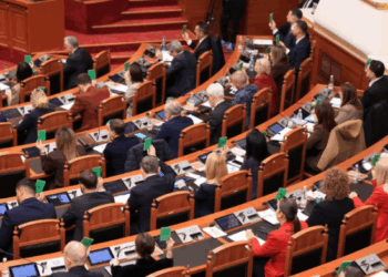 Tensione dhe bojkot në Kuvend, opozita braktis sallën, mazhoranca kalon e vetme ligjet në bllok