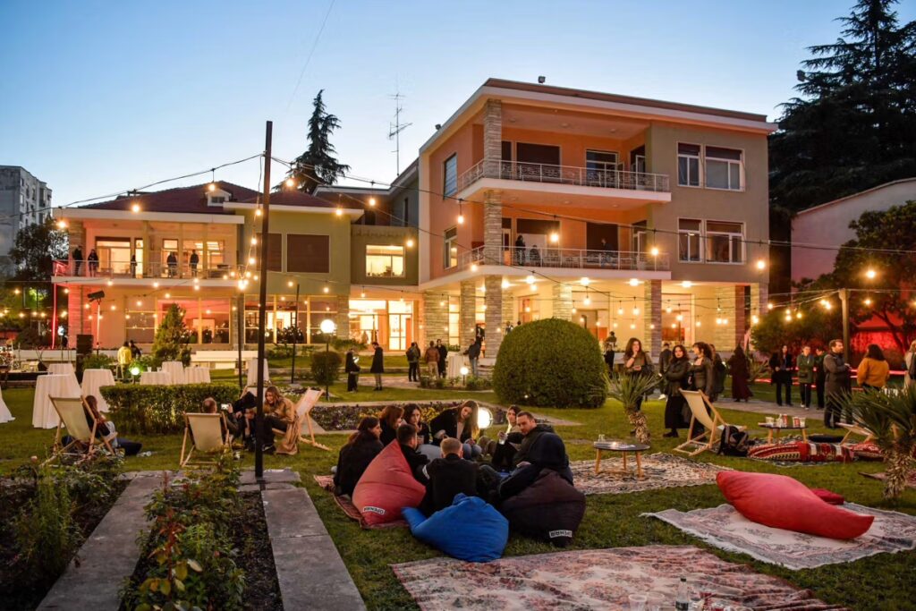 Ambasada franceze reagon ashpër ndaj PD: Nuk mund ta injoronit faktin se ‘Vila 31’ është rezidencë për artistët e huaj!