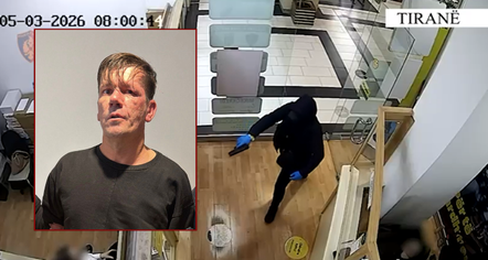 Me pistoletë në dorë  duke goditur derën me shkelma  pamje nga grabitja e exchange it në Tiranë