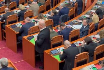 VIDEO / Votimi për imunitetin e Ballukut, mungojnë 3 socialistë. Balla ruhet me gardist