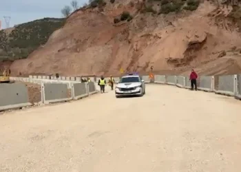 Hapja e aksit Elbasan-Përrenjas, policia apel qytetarëve: Respektoni sinjalistikat rrugore