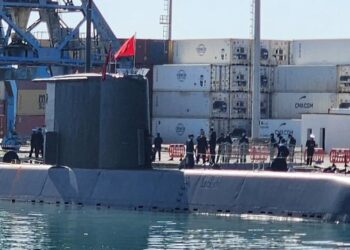 FOTOLAJM / “Erë lufte?” Nëndetësja turke mbërrin në Durrës në kulmin e luftës në Iran